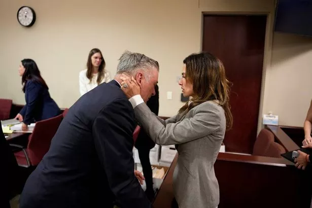 亚历克·鲍德温(Alec Baldwin)的妻子在女儿问她父亲的问题时强忍着眼泪