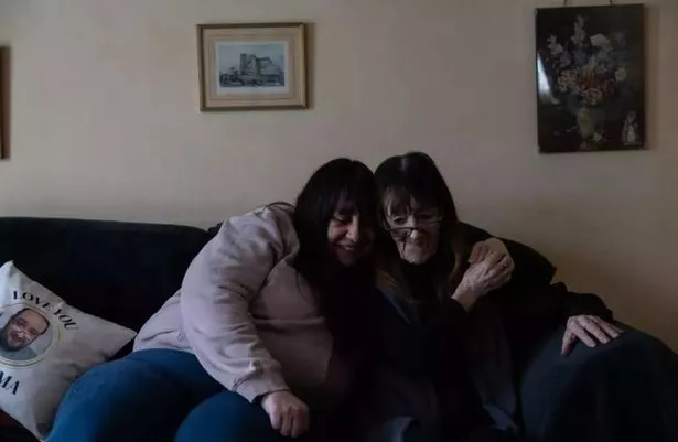 79岁的奶奶威胁说，为了给家人让路，她要把住了32年的家赶出去