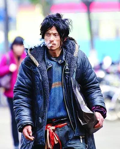 陌生人的友好举动让流浪汉变成了“帅哥”