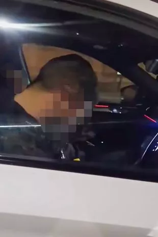 斯塔福德郡警方在调查一段广为流传的视频时,看到了“睡在方向盘后面”的画面