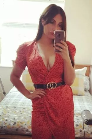 “我花了5000英镑做隆胸手术,但我的新乳房从内部毒害了我。”