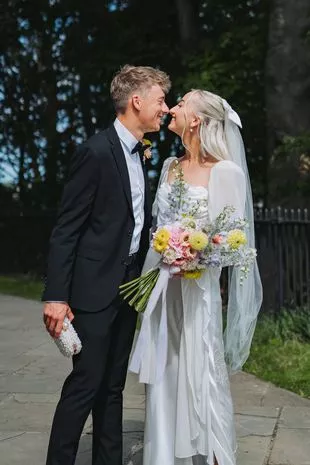 “婚礼那天我只花了3000英镑——我们点了达美乐,租了一间爱彼迎。”