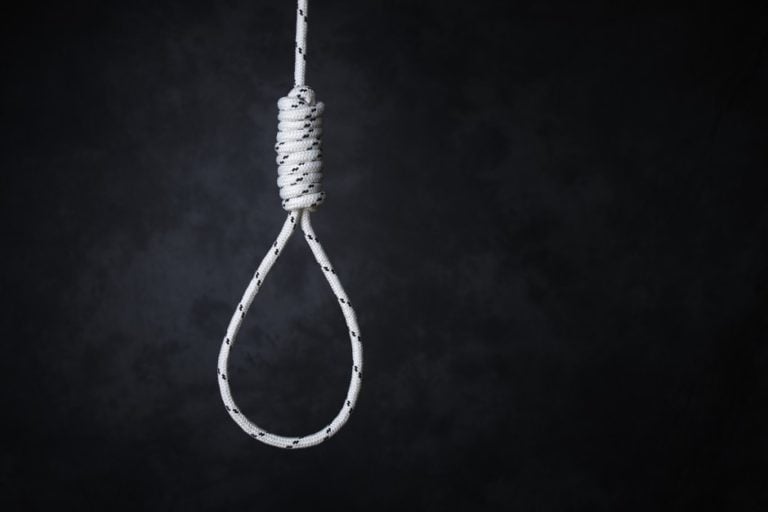 法院在网上亵渎神明案中判处四人死刑