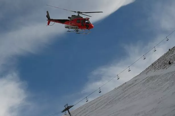西班牙滑雪缆车倒塌,11岁女学生受伤,滑雪者被“抛向空中”