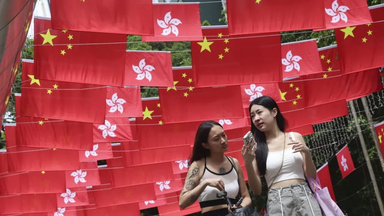 恒生指数在北京财政刺激和南下投资者购买狂潮中飙升