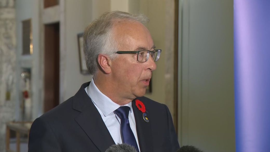 不列颠哥伦比亚省保守党议员针对警察委员会成员被驱逐一事,将目标锁定在党团会议同事身上