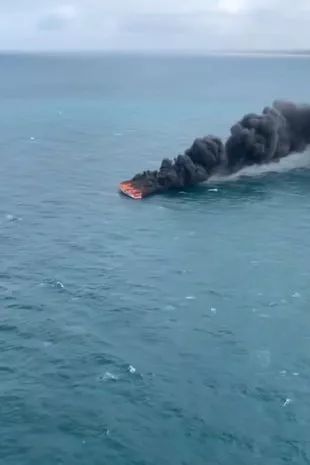 科特斯洛海滩大火:两名水手奇迹般地逃脱,船被巨大的地狱吞没