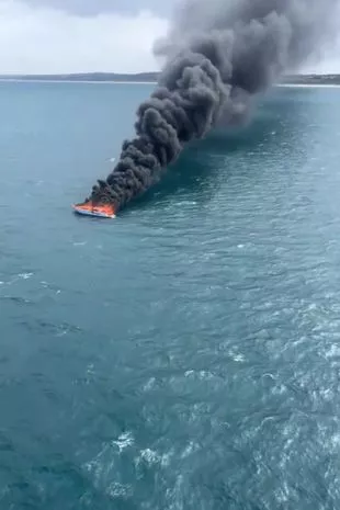 科特斯洛海滩大火：两名水手奇迹般地逃脱，船被巨大的地狱吞没