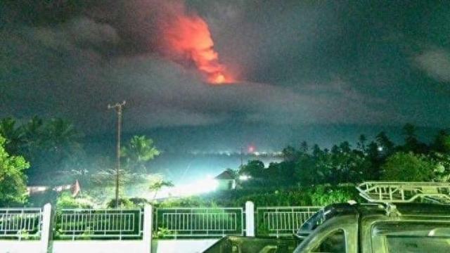 印度尼西亚的勒沃托比拉基火山爆发，促使警戒级别提高