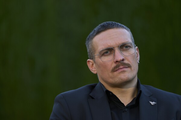 乌克兰拳击冠军Oleksandr Usyk在波兰短暂拘留后获释