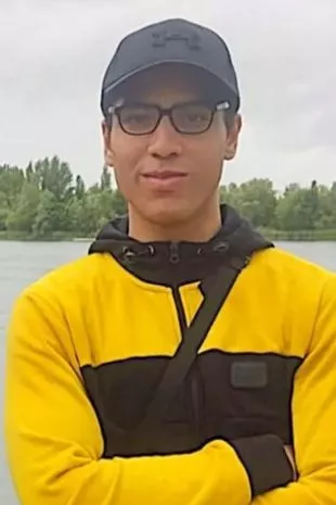 卢顿公寓死亡:男孩,18岁,被指控谋杀他的妈妈和两个兄弟姐妹