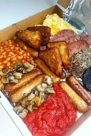 一家餐馆以22.50英镑的价格出售“英国最大的三明治”,其卡路里高得惊人
