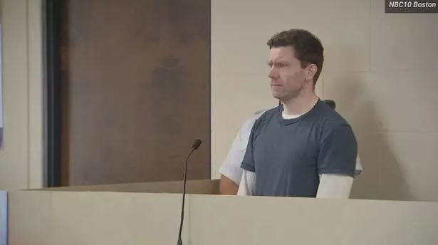 妻子站在被控强奸的消防员身边,“想让他回家”