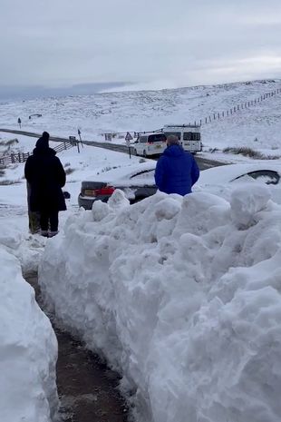 数十人无视气象局的警告,被大雪困在了英国最高的酒吧里