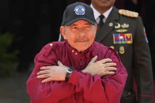 尼加拉瓜让奥尔特加（Daniel Ortega）和他的妻子穆里略（Murillo）成为“共同居民”，引发民主谴责