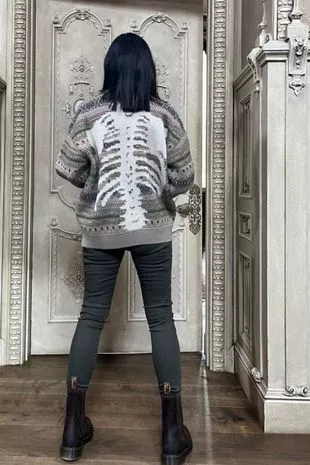 克劳迪娅·温克尔曼(Claudia Winkleman)在《叛徒》(The叛徒)中的骨纹套头衫非常适合冬天穿,我们还找到了一件便宜400英镑的套头衫