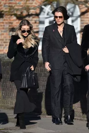 Liam Payne的女友Kate Cassidy与Cheryl和One Direction的明星一起出现在葬礼上