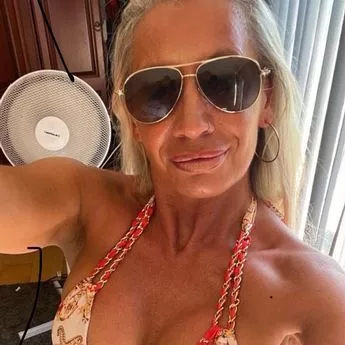 贪婪的女儿偷了老妈妈的毕生积蓄来宠爱她的宠物狗