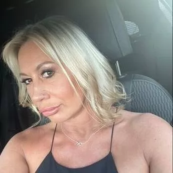 贪婪的女儿偷了老妈妈的毕生积蓄来宠爱她的宠物狗