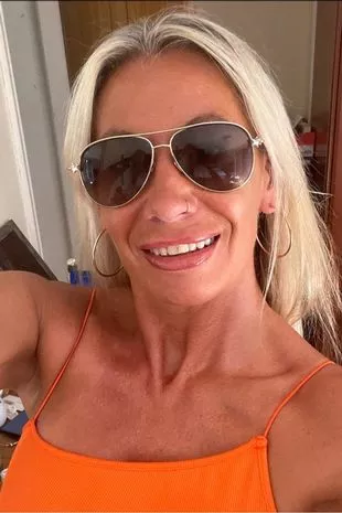贪婪的女儿偷了老妈妈的毕生积蓄来宠爱她的宠物狗