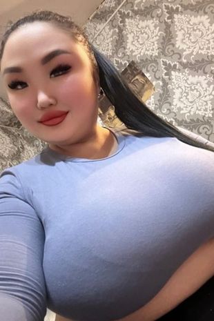 拥有“世界上最大眉毛”的女性在擦掉眉毛后,看起来都认不出来了
