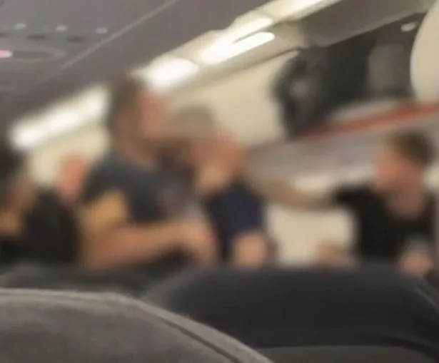 易捷航空的一名乘客因食物混乱在空中与一名男子发生争执,乘客将该男子锁住了头