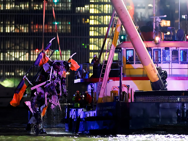 一架直升机在纽约市哈德逊河坠毁，造成6人死亡