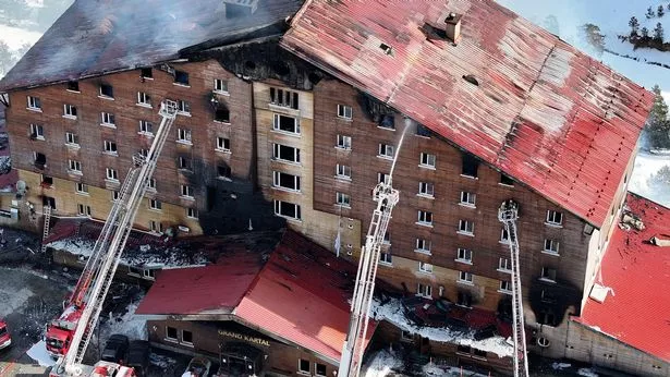 土耳其大火:令人震惊的时刻,大火撕裂了滑雪酒店,造成76人死亡,客人被迫跳楼
