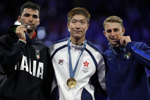 香港用菠萝披萨回击意大利对击剑选手张国荣获胜的抗议