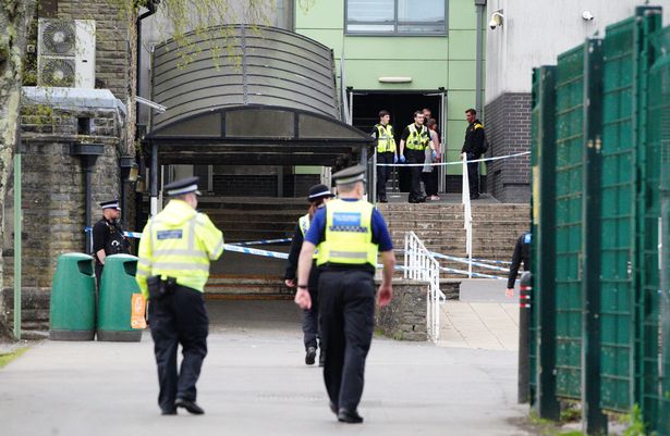 英国威尔士学校持刀伤人:学生“完全失去理智”,老师“以为自己会死”