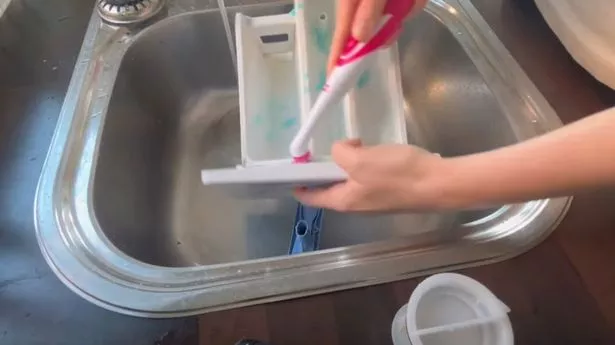妈妈的“仙女液体”洗衣机的叶子鼓闪闪发光