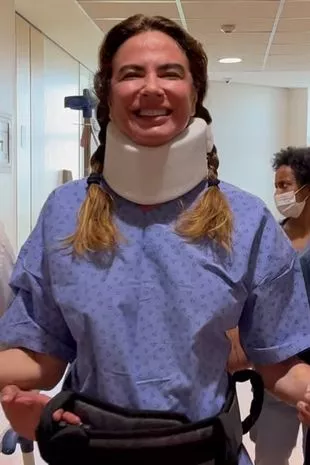 米克·贾格尔的前女友在紧急手术后被送往医院，并戴着颈托离开