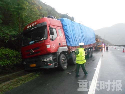 一辆满载移民的货车在克罗地亚的一条道路上打滑，造成2人死亡，25人受伤