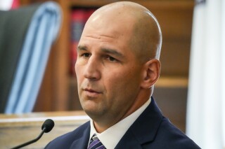 卡伦·里德案的首席调查员因发送有关她的性别歧视和粗俗短信而被解雇