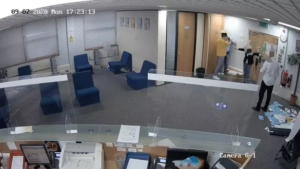 戏剧性的闭路电视画面显示，挥舞着刀的纳粹分子冲进律师事务所
