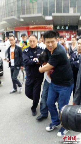 香港一银行遭遇劫持事件，劫匪成功掠走30余万港币