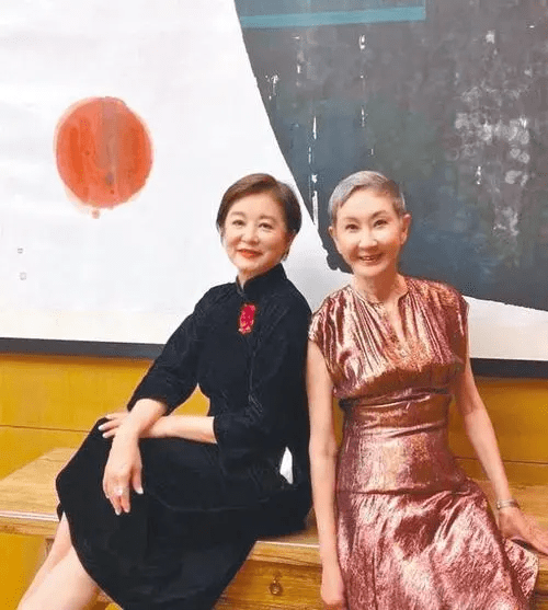70岁林青霞为乐队敬酒，一口闷尽显豪情