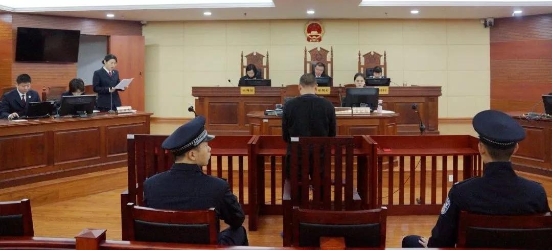 高校通报，猥亵被处分男教师再任职引争议