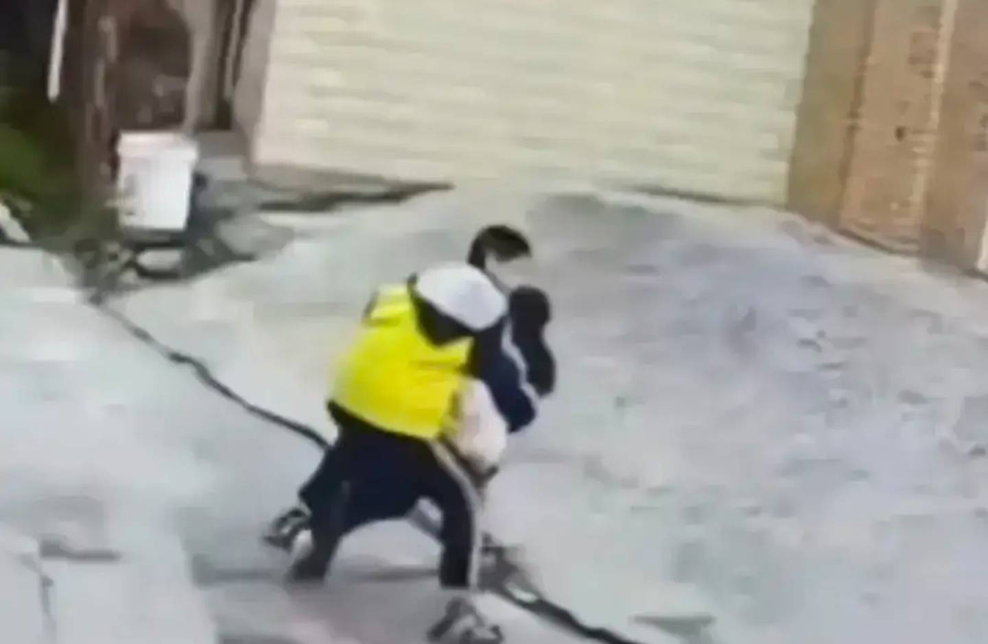 律师视角，解读男子将女童拖进小巷事件的法律责任与影响
