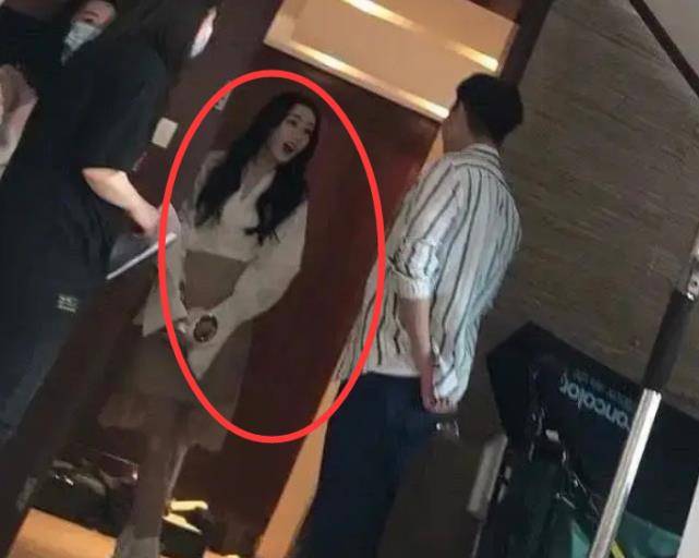 男子散步意外被青蛇咬伤，忍痛拍照记录惊魂一刻