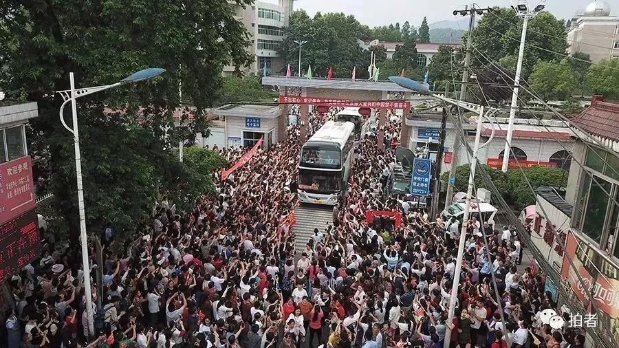 毛坦厂中学，万人送考场面再现—梦想启航的温暖篇章