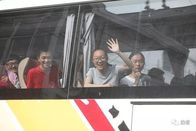 毛坦厂中学，万人送考场面再现，梦想与希望的交响曲