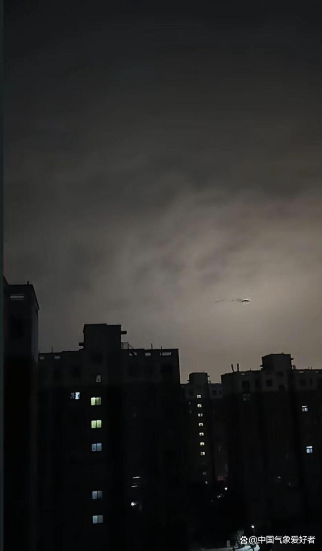 气象局权威回应，西安上空大量白点状飞行物实为自然现象与气象观测正常现象