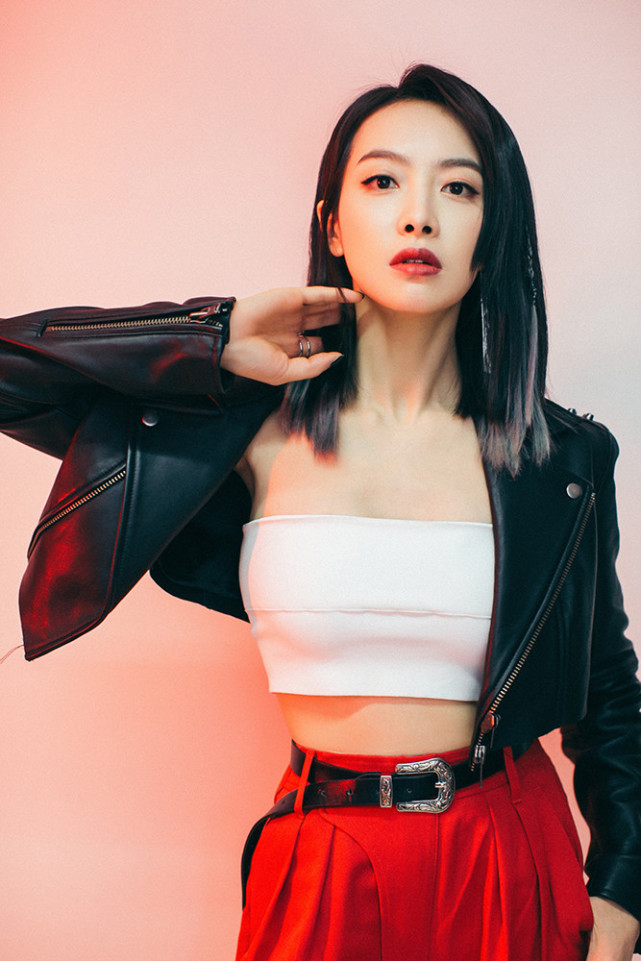 宋茜在VOGUE红毯上的绿金抹胸裙，璀璨如星，绿动全场