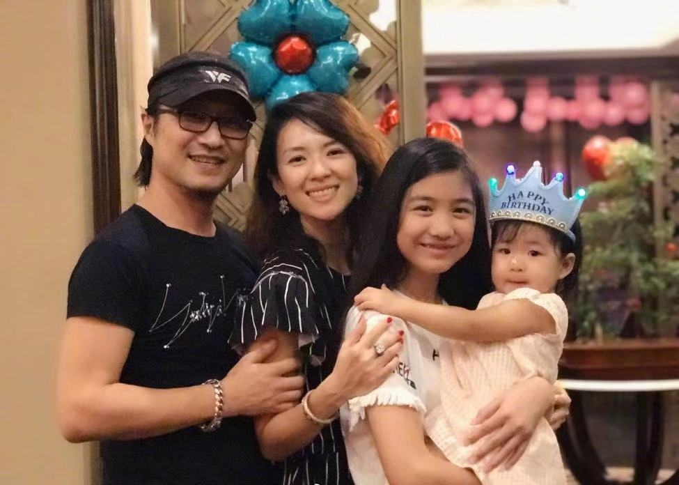 汪峰携一双儿女共度温馨时光，父爱如山的街头漫步