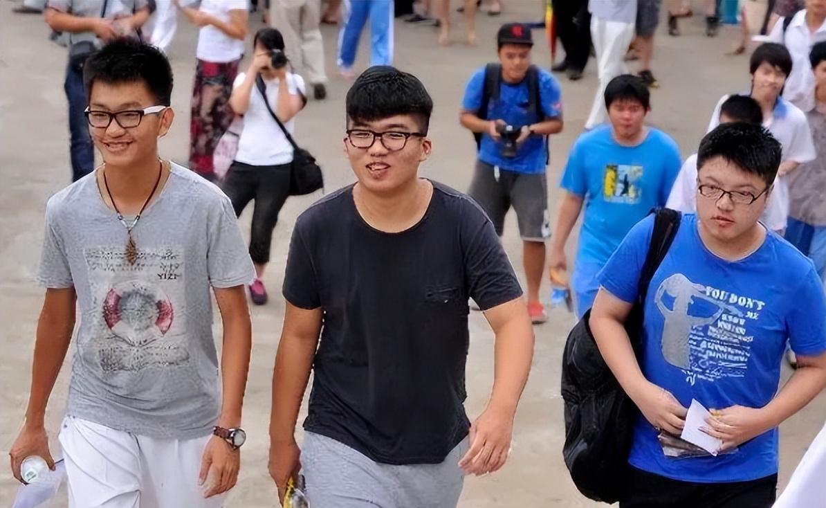 首个走出考场的学霸竟是高二体验生，超越年龄的智慧火花