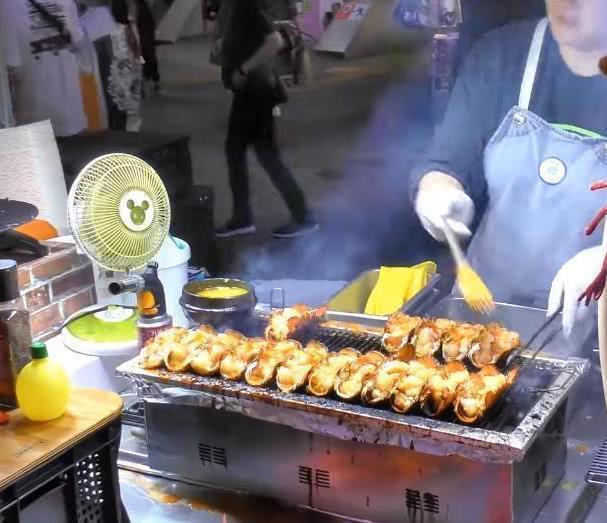 爸妈送烧烤花，高考女儿边哭边闻味