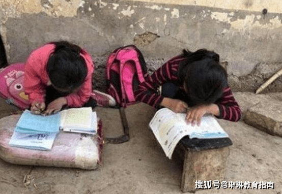 迟来的告别，女孩高考后得知爷爷离世，跪地痛哭的背后