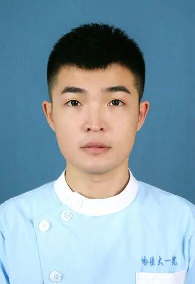 女子坐实习窗口抽血，温柔安慰实习生，医者仁心的温暖瞬间