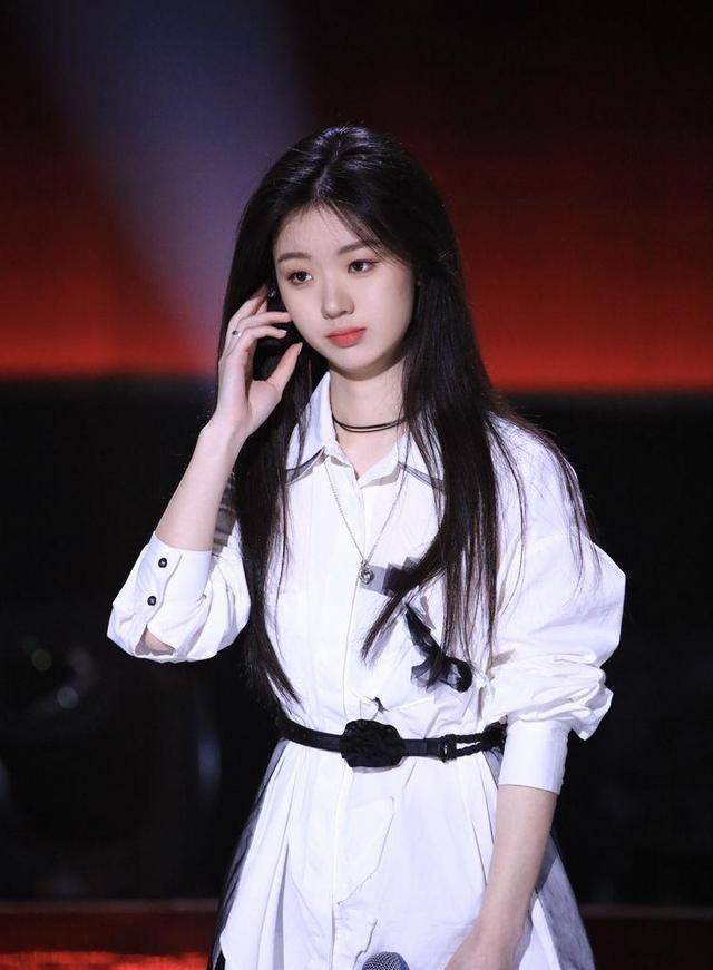 单依纯，在李健老师缺席的舞台上，她如来般降临
